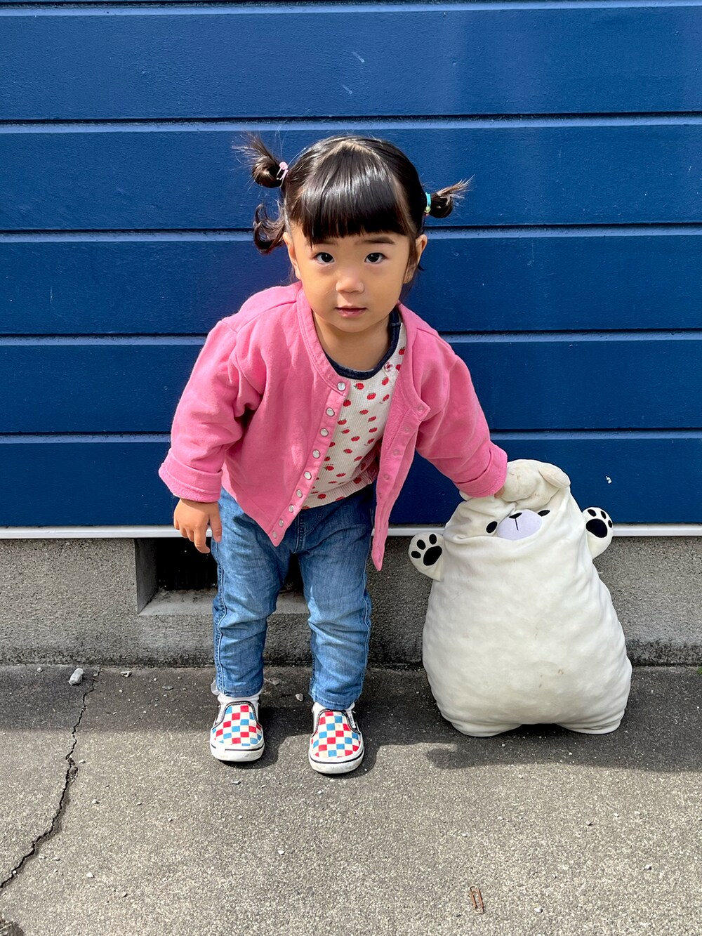 「秋ルック紹介するよ、今日のコーデ、休日スタイル、カジュアル、秋のコーデ、デニム、女の子、サーマル、1歳11ヶ月、90cm、agnes b.、ピンクカーディガン、VANS、カーディガン、いいね、save、フォローお願いします🤑」｜「古着のアイテム（Tシャツ/カットソー、ホワイト系）」を使った、yuzuneさん（キッズ・90cm）の秋コーディネートの2枚目の写真