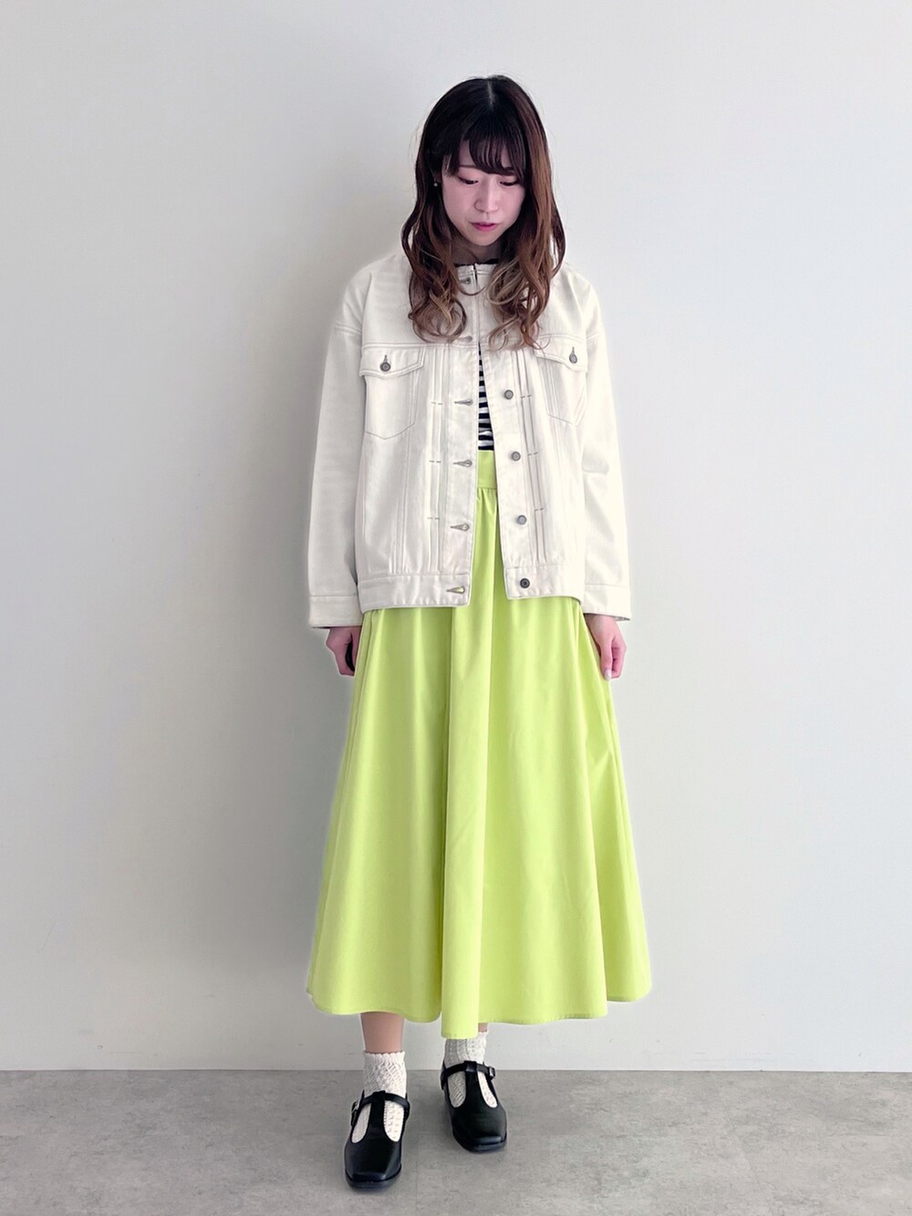 ホワイト系のその他アウター、ブルー系のTシャツ/カットソー、グリーン系のスカートを着用したレディースの春コーディネートの3枚目の写真