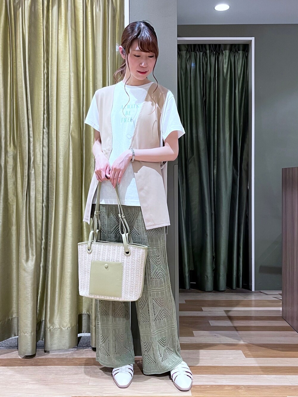 ベージュ系のベスト、ホワイト系のTシャツ/カットソー、ホワイト系のサンダルを着用したレディースの春コーディネートの4枚目の写真