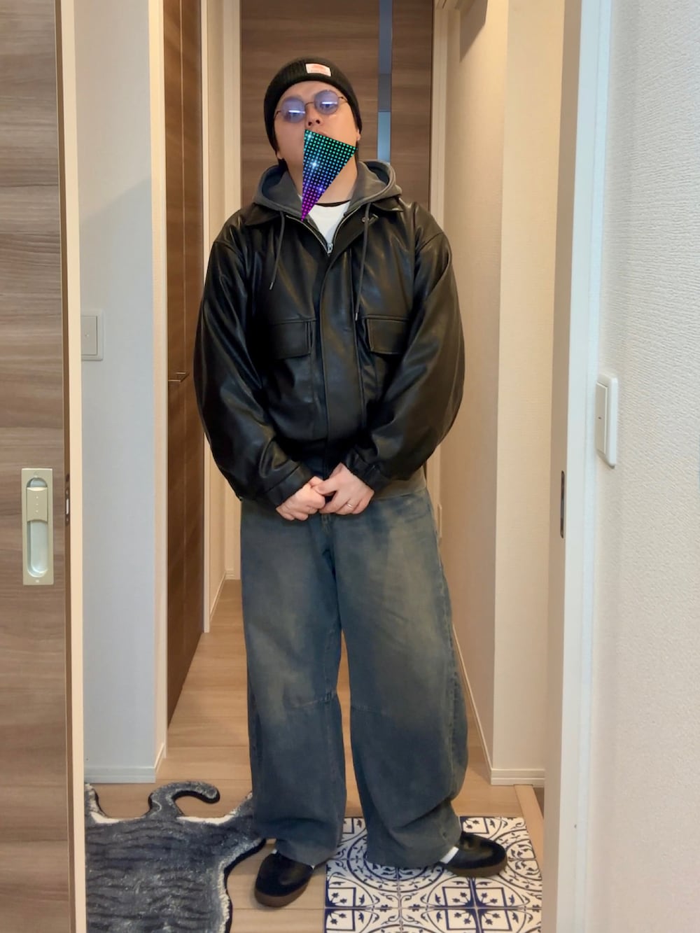 ブラック系のブルゾン、グレー系のパーカー、その他のデニムパンツを着用したメンズの冬コーディネートの3枚目の写真