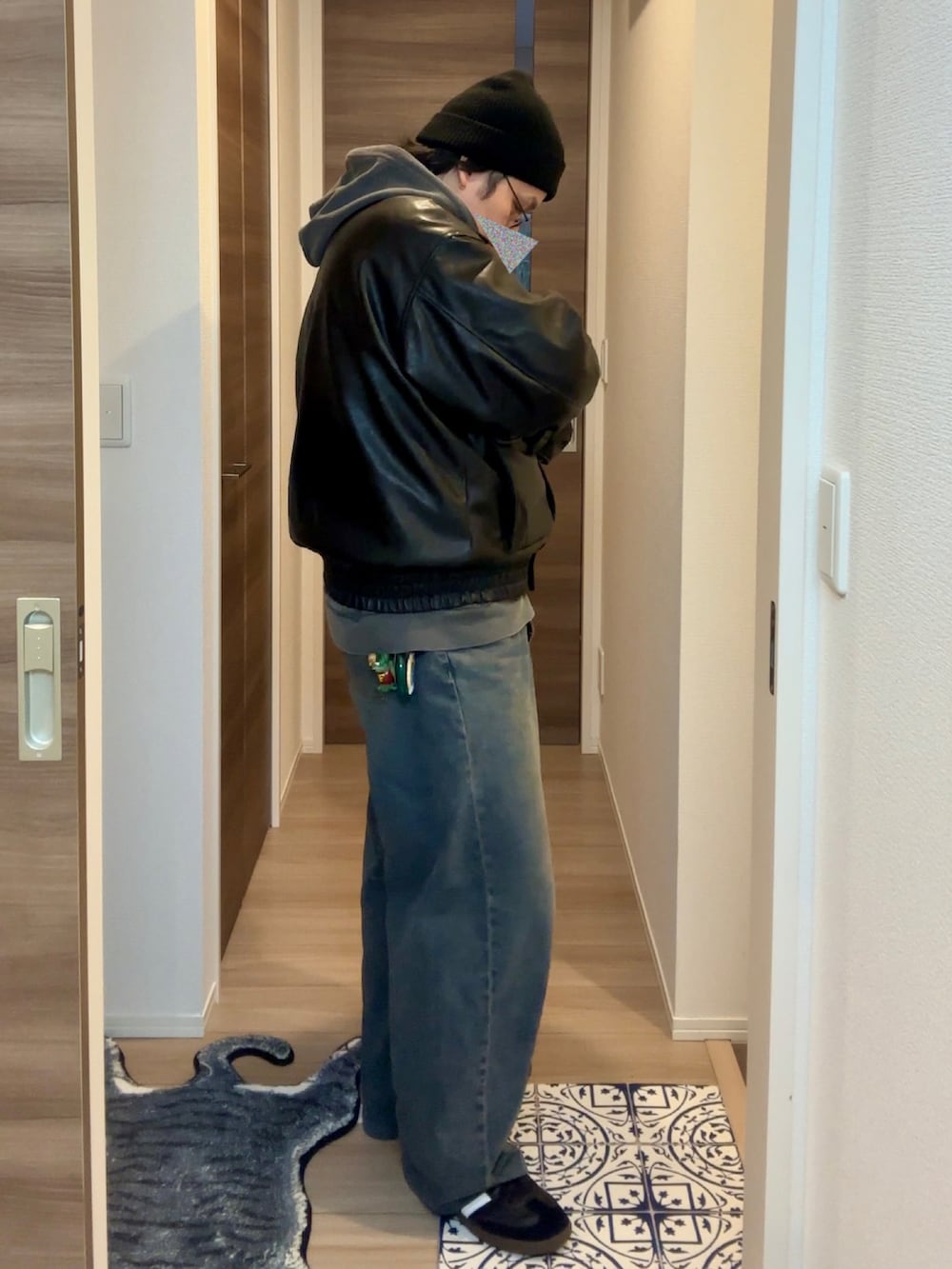 ブラック系のブルゾン、グレー系のパーカー、その他のデニムパンツを着用したメンズの冬コーディネートの4枚目の写真