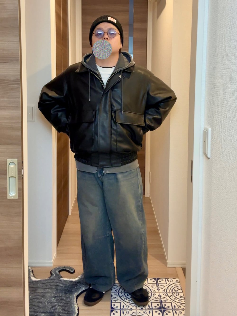 ブラック系のブルゾン、グレー系のパーカー、その他のデニムパンツを着用したメンズの冬コーディネートの2枚目の写真