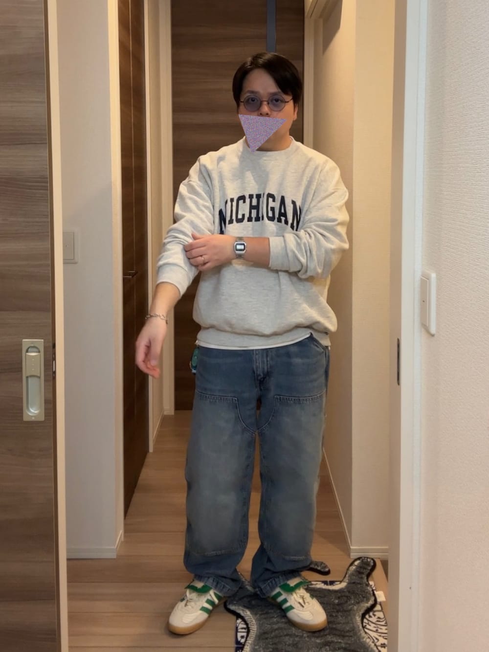 ブルー系のデニムパンツ、ホワイト系のスニーカー、グレー系のスウェットを着用したメンズの春コーディネートの2枚目の写真