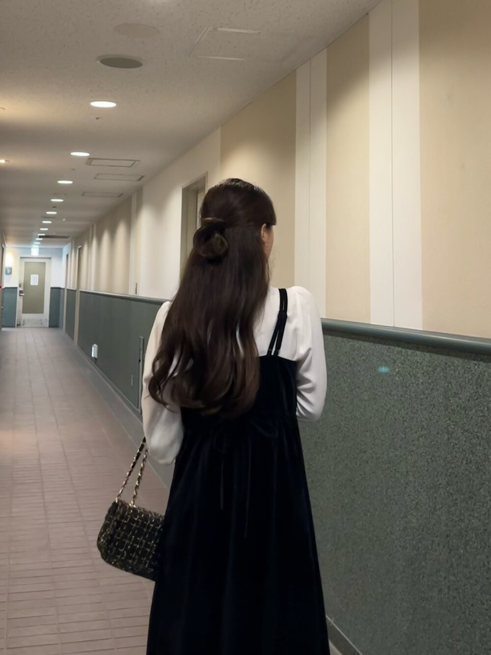 ブラック系のワンピース、ブラック系のパンプス、ホワイト系のシャツ/ブラウスを着用したレディースの秋コーディネートの2枚目の写真