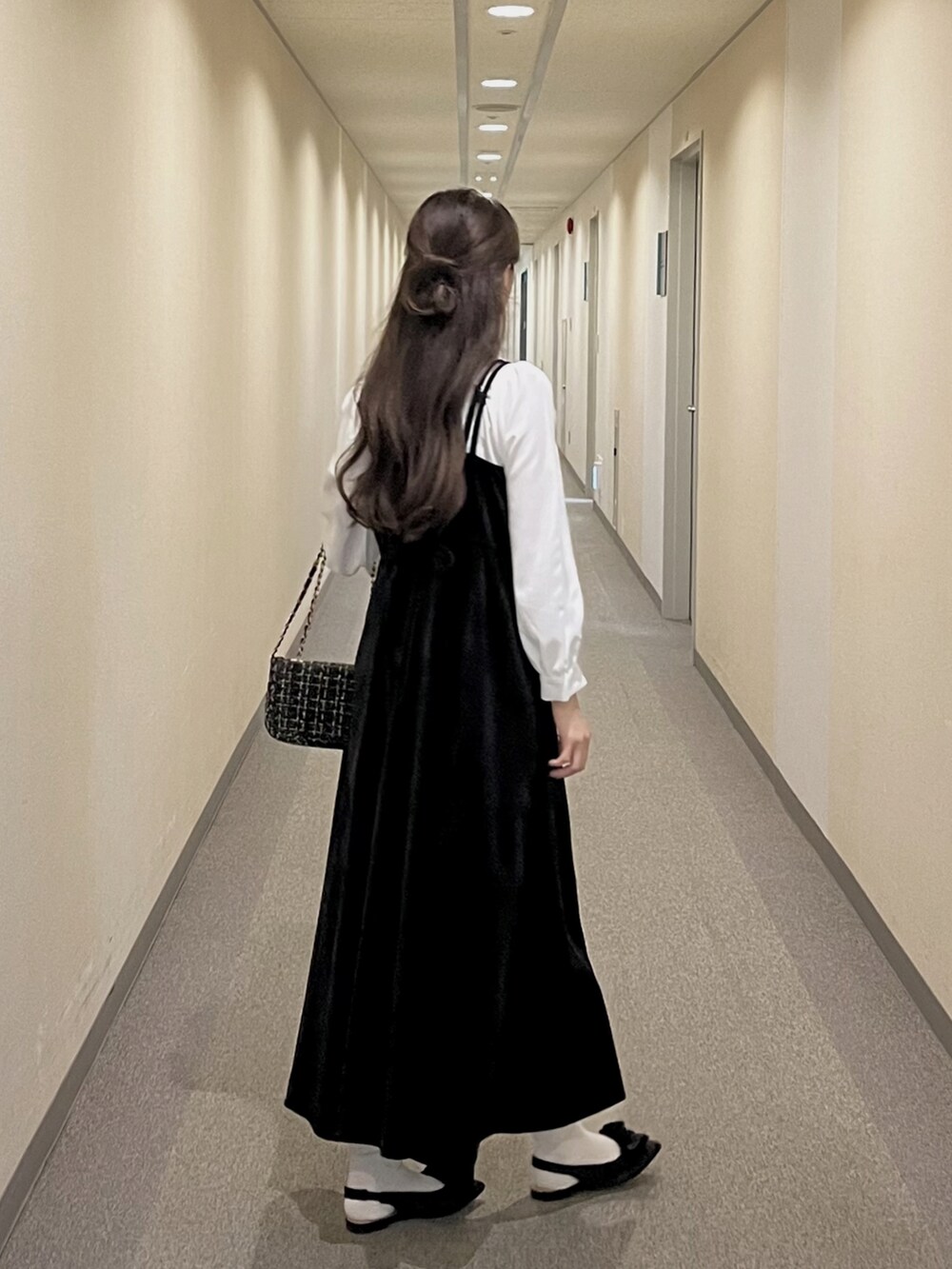 ブラック系のワンピース、ブラック系のパンプス、ホワイト系のシャツ/ブラウスを着用したレディースの秋コーディネートの4枚目の写真