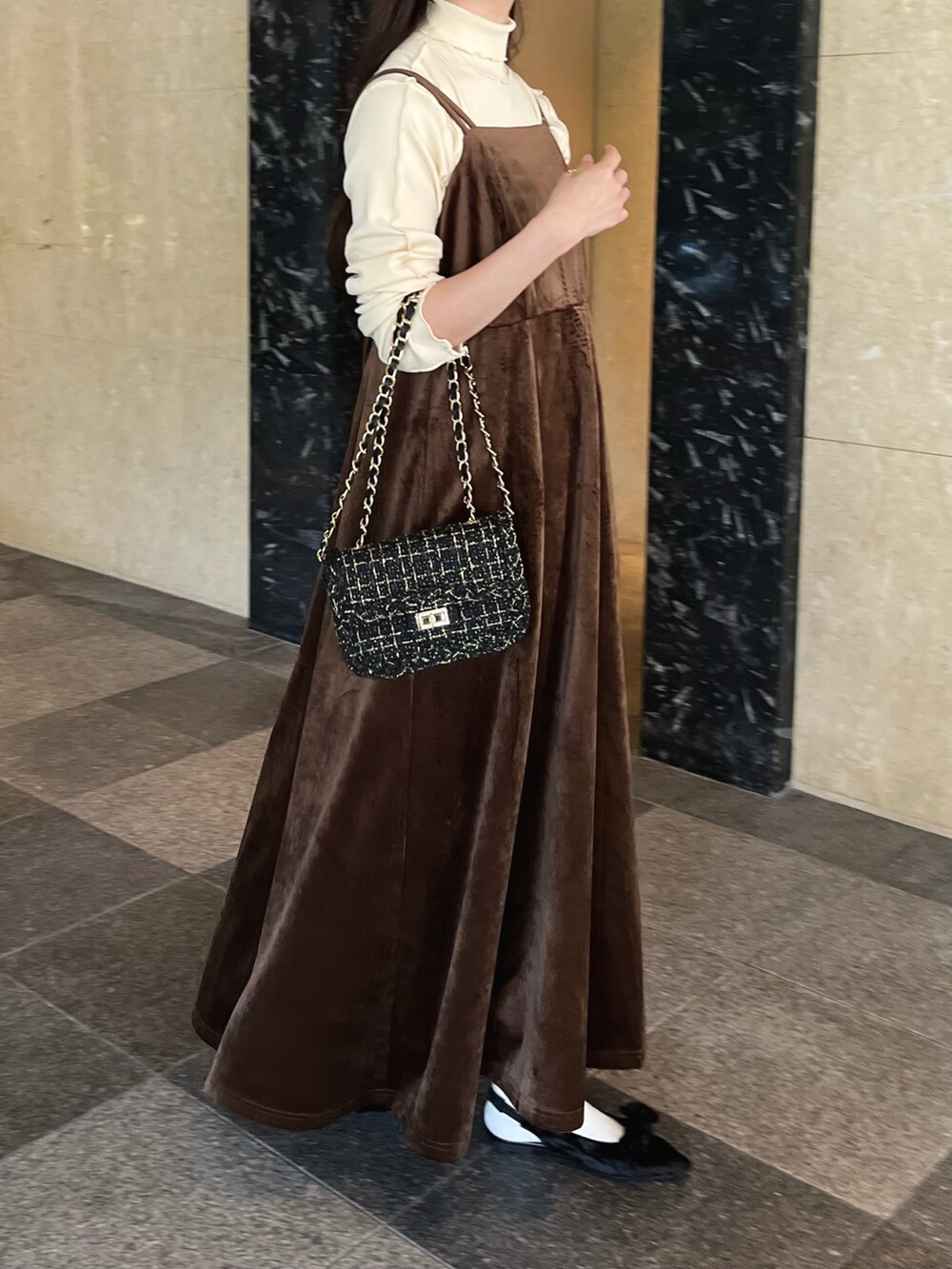 ブラウン系のワンピース、ブラック系のパンプス、ブラック系のショルダーバッグを着用したレディースの秋コーディネートの3枚目の写真