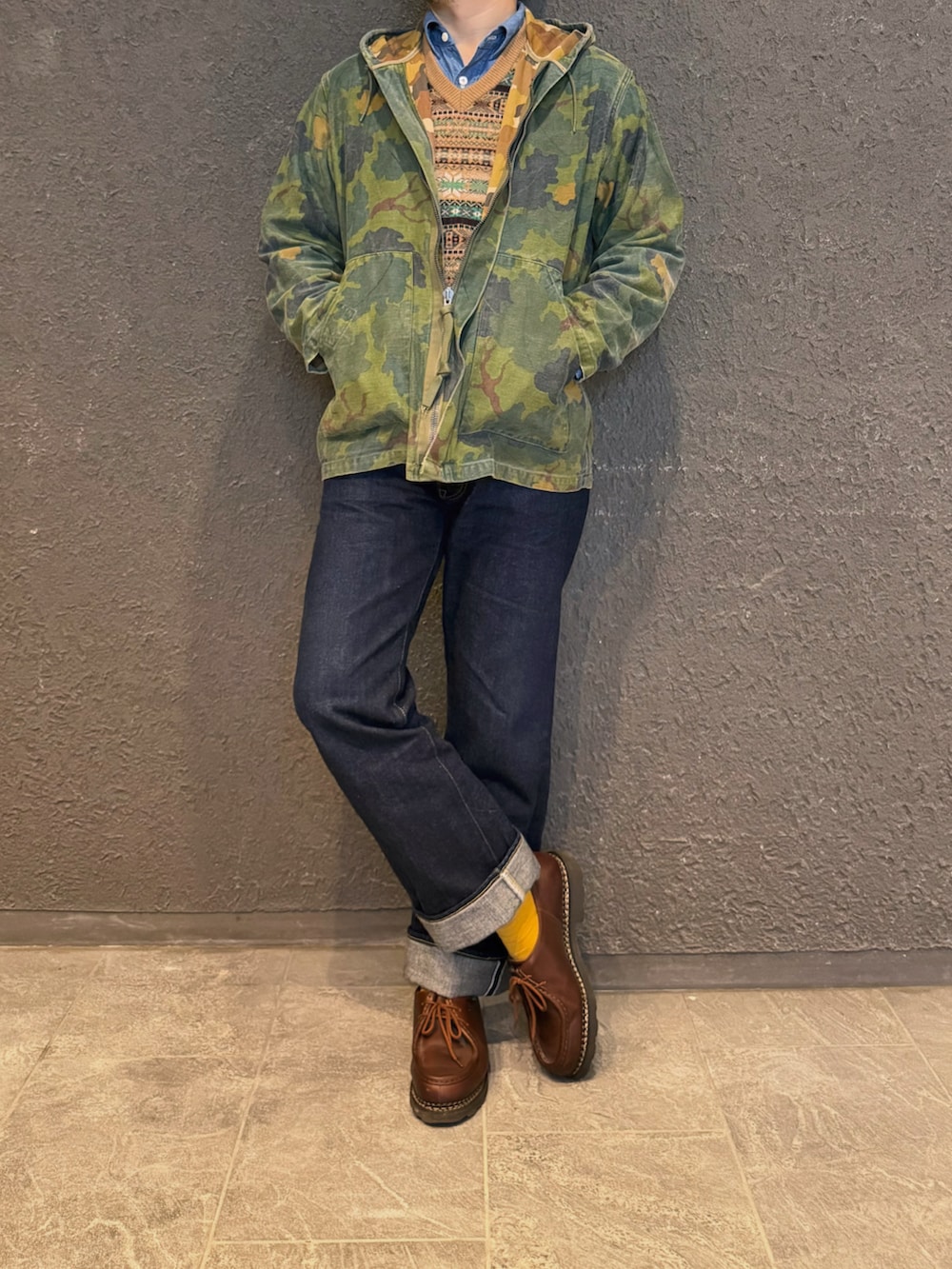 ブルー系のデニムパンツ、ブラック系のブーツ、ブルー系のシャツ/ブラウスを着用したメンズの冬コーディネートの3枚目の写真