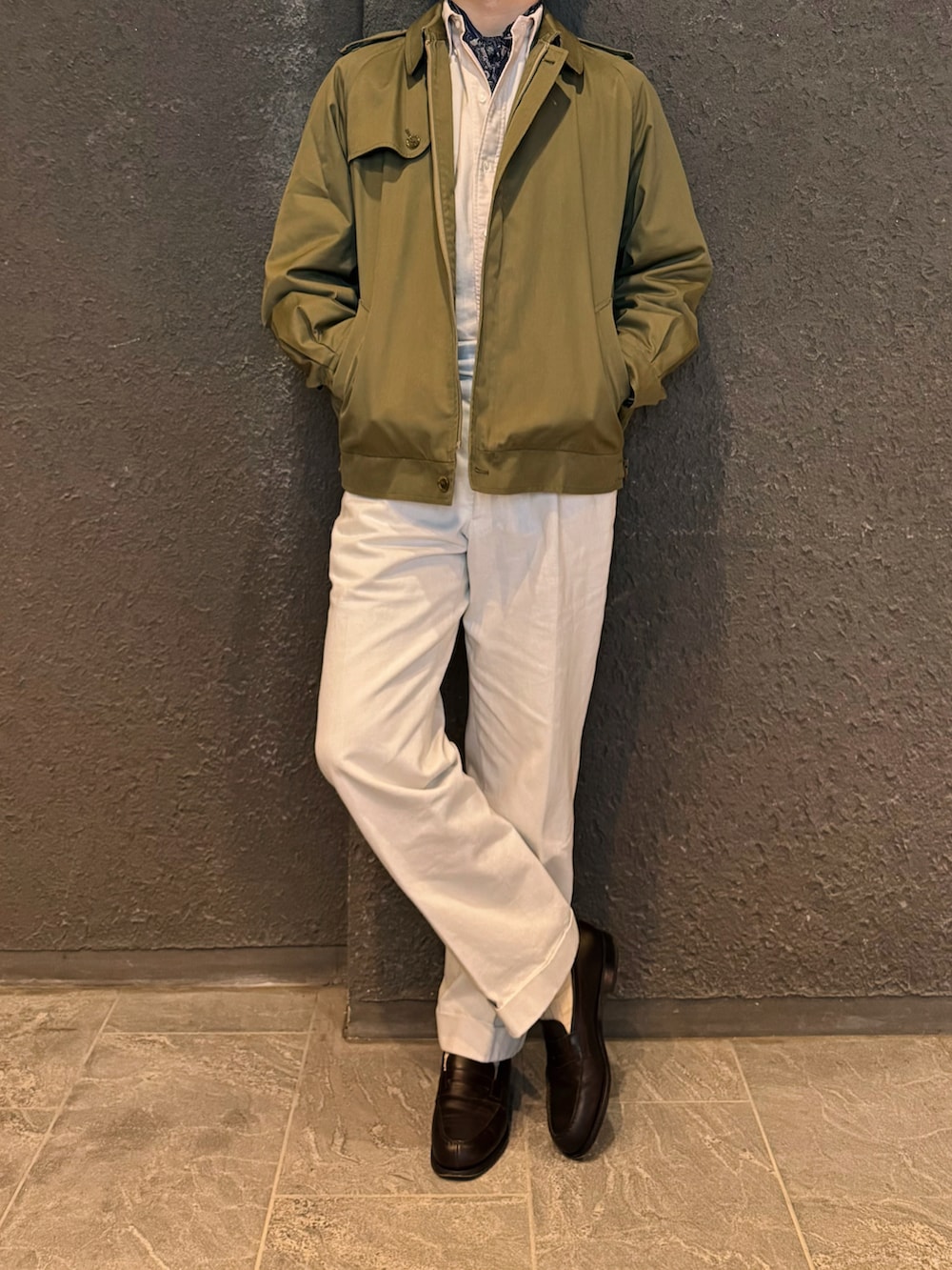 ブルー系のデニムパンツ、ブラック系のブーツ、ブルー系のシャツ/ブラウスを着用したメンズの冬コーディネートの5枚目の写真