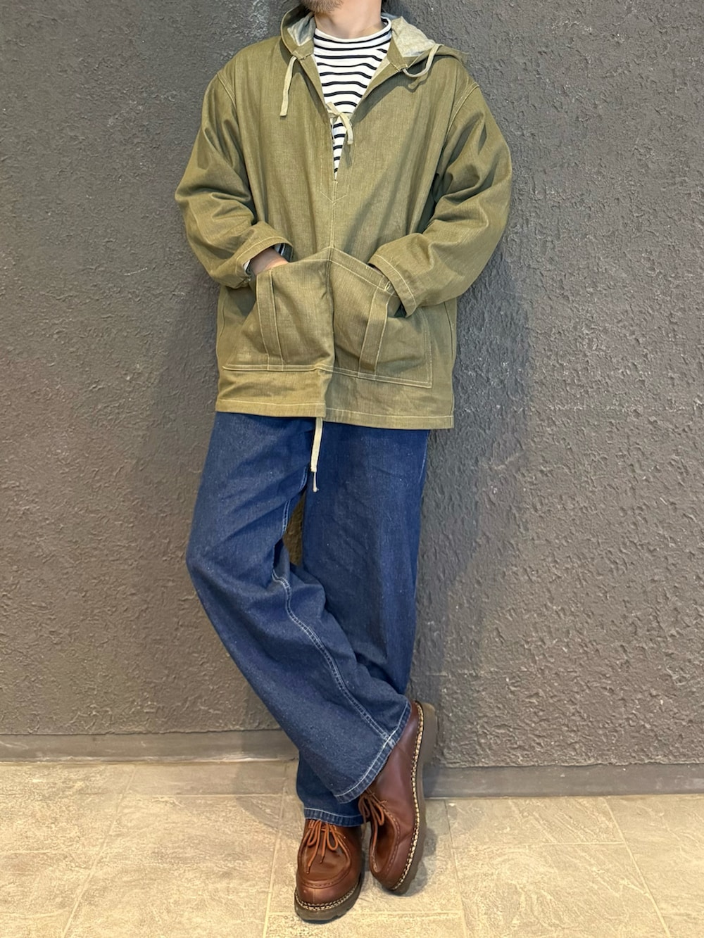 ブルー系のデニムパンツ、ブラック系のブーツ、ブルー系のシャツ/ブラウスを着用したメンズの冬コーディネートの4枚目の写真