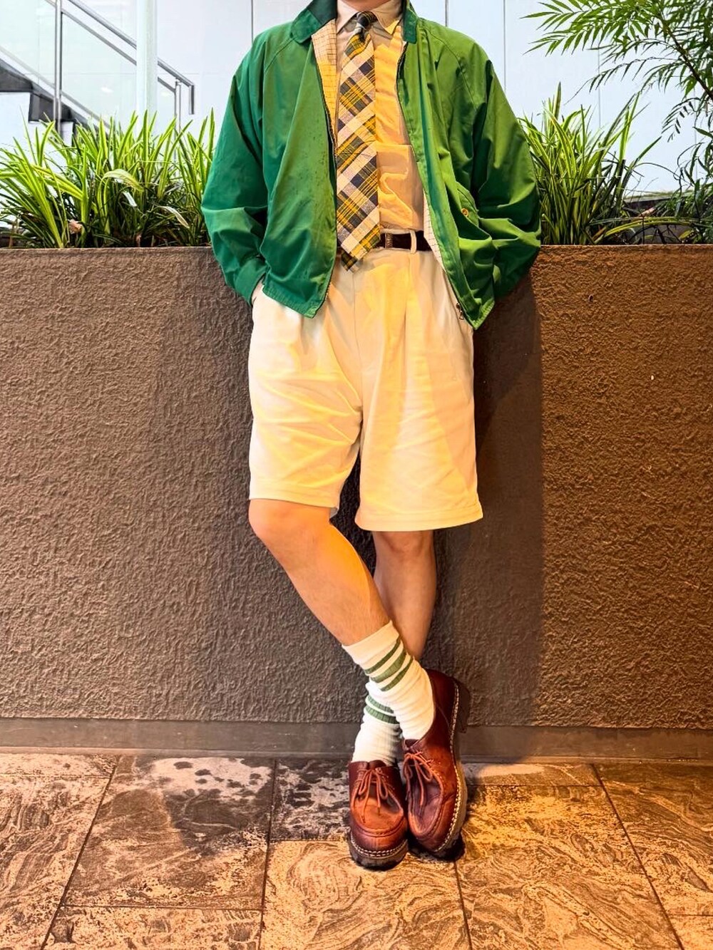 ブルー系のマウンテンパーカー、ホワイト系のその他パンツ、ブラウン系のモカシン/デッキシューズを着用したメンズの夏コーディネートの2枚目の写真