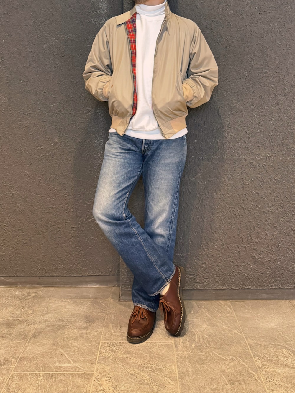 ブルー系のデニムパンツ、ブラック系のブーツ、ブルー系のシャツ/ブラウスを着用したメンズの冬コーディネートの2枚目の写真