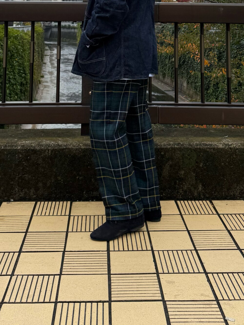 その他のスラックス、ブラック系のバレエシューズを着用したメンズの冬コーディネートの2枚目の写真