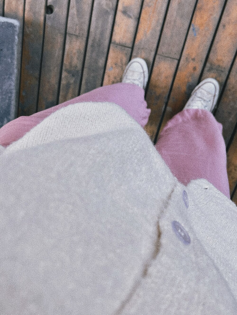 ベージュ系のニット/セーター、ピンク系のその他パンツを着用したキッズの秋コーディネートの2枚目の写真