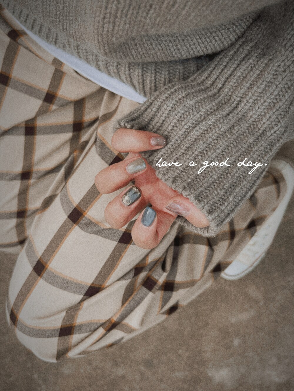 ホワイト系のTシャツ/カットソー、グレー系のニット/セーター、ベージュ系のその他パンツを着用したキッズの秋コーディネートの2枚目の写真