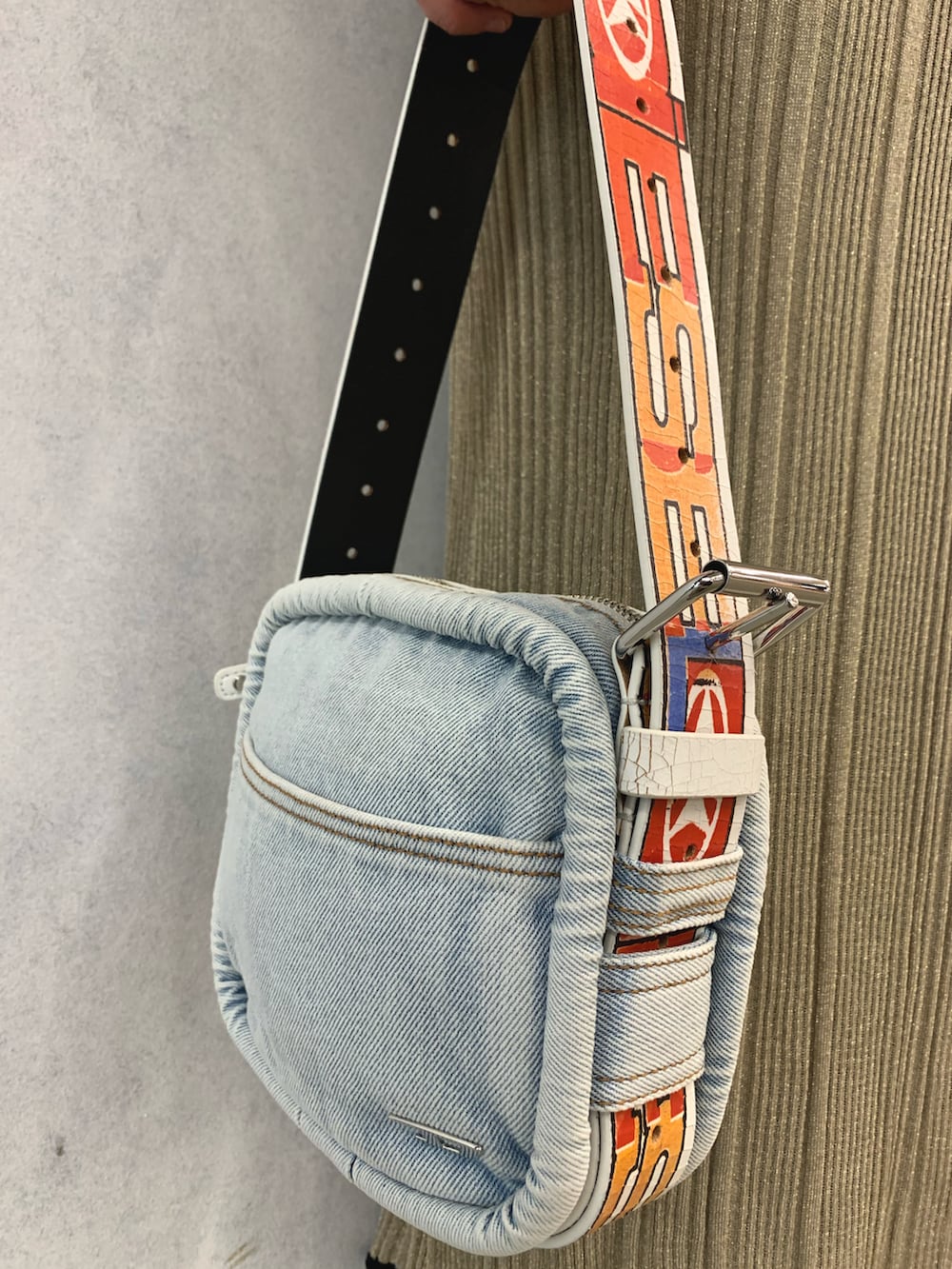 ホワイト系のTシャツ/カットソー、ベージュ系のワンピース、ブルー系のハンドバッグを着用したレディースの春コーディネートの3枚目の写真