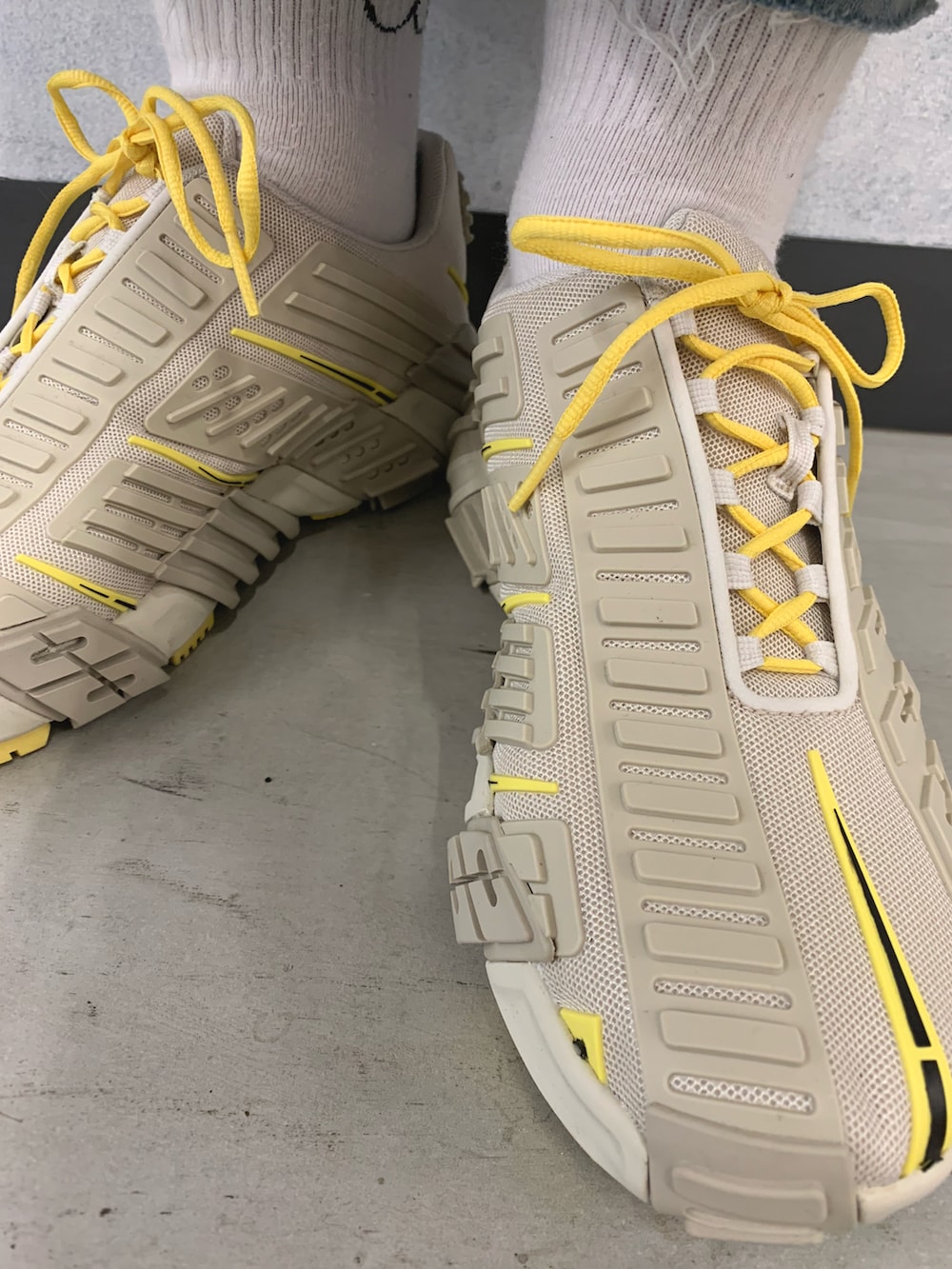 ホワイト系のTシャツ/カットソー、ベージュ系のワンピース、ブルー系のハンドバッグを着用したレディースの春コーディネートの2枚目の写真