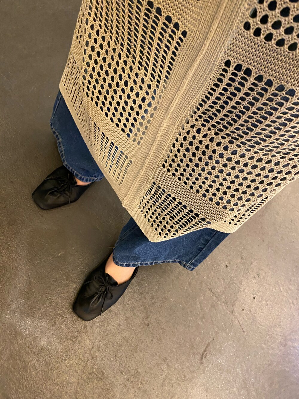 ベージュ系のワンピース、ホワイト系のTシャツ/カットソー、ベージュ系のブルゾンを着用したレディースの春コーディネートの3枚目の写真