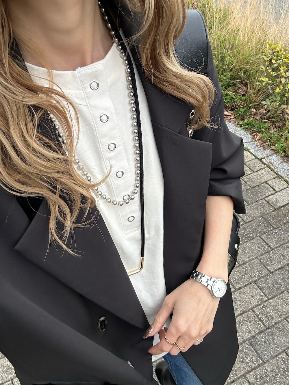 ホワイト系のTシャツ/カットソーを着用したレディースの春コーディネートの3枚目の写真