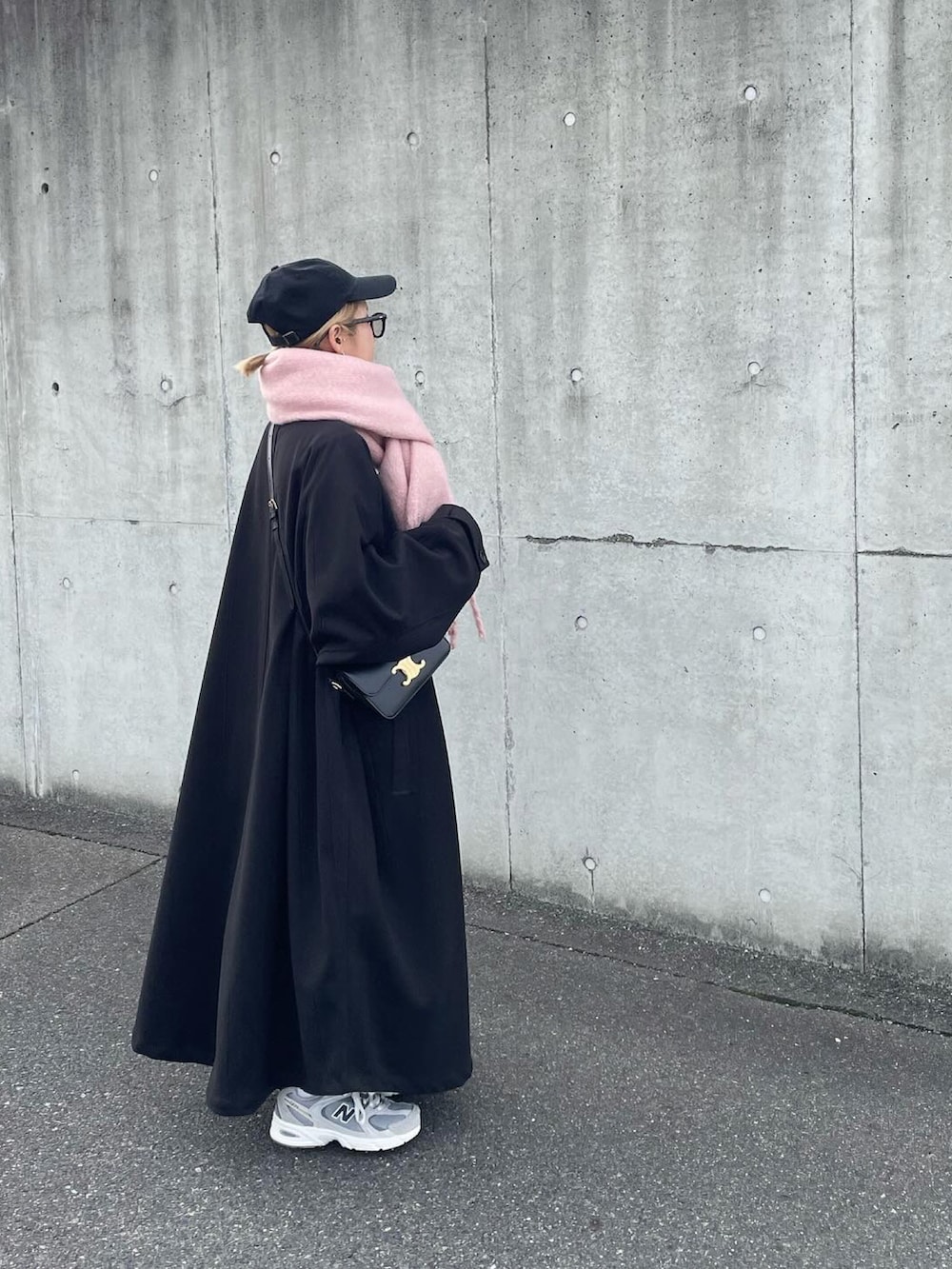 ベージュ系のステンカラーコート、ピンク系のストール/ショールを着用したレディースの冬コーディネートの4枚目の写真