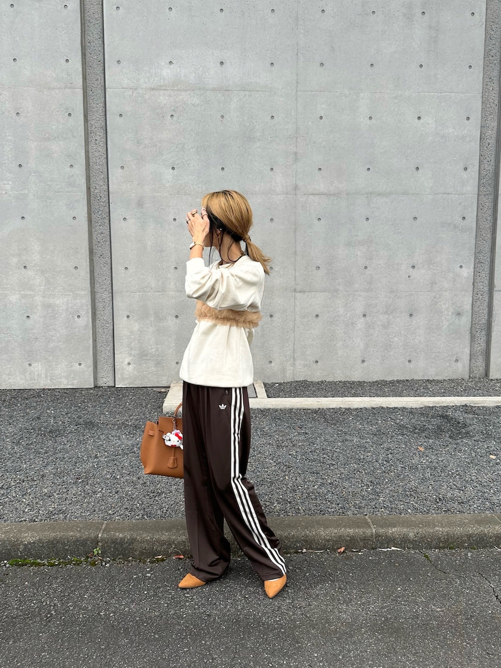 ベージュ系のキャミソール、ブラウン系のその他パンツを着用したレディースの秋コーディネートの2枚目の写真