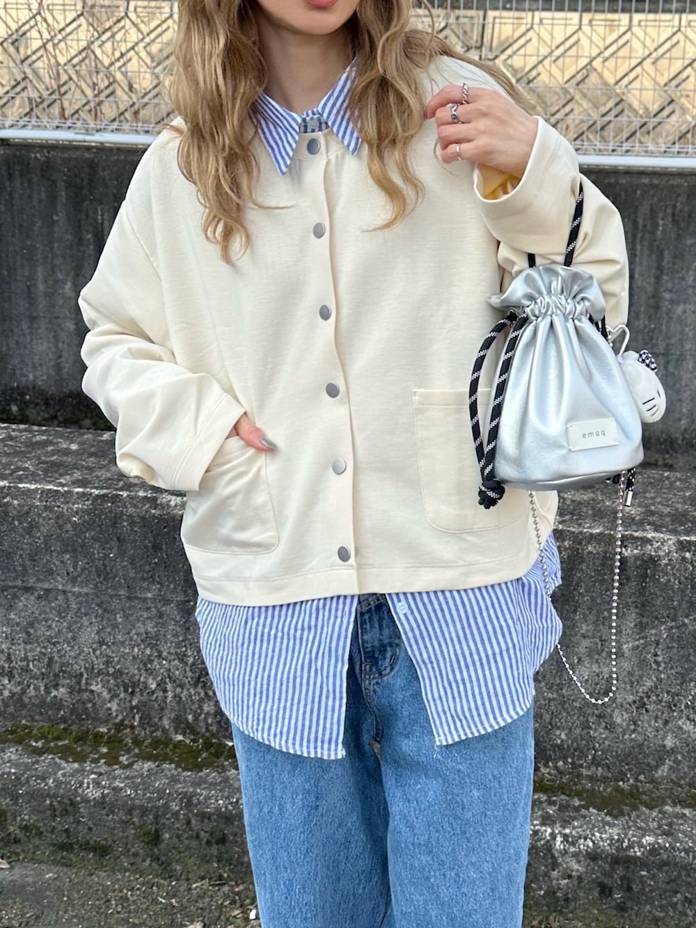 ホワイト系のカーディガン/ボレロを着用したレディースの冬コーディネートの3枚目の写真