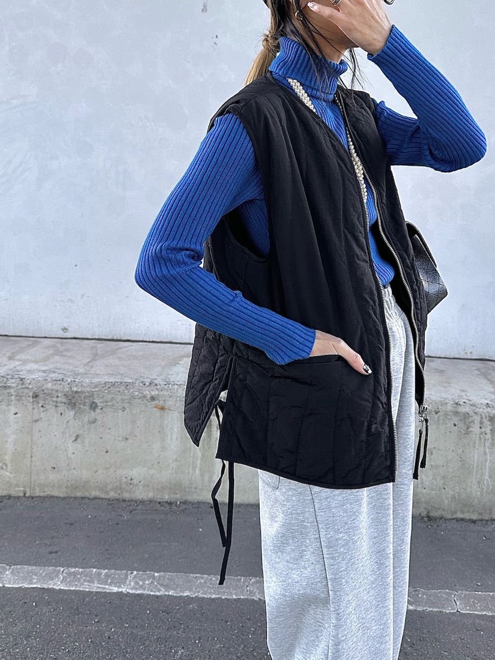 ブラック系のダウンジャケット/コートを着用したレディースの秋コーディネートの3枚目の写真