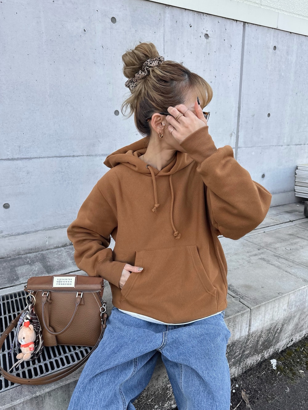 ブルー系のデニムパンツを着用したレディースの冬コーディネートの2枚目の写真