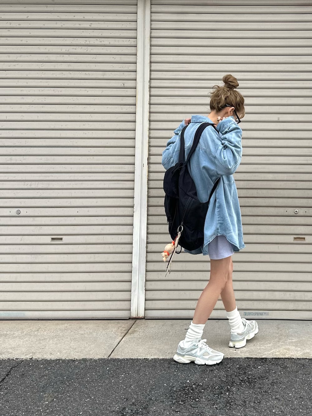 グレー系のスニーカー、ブルー系のシャツ/ブラウスを着用したレディースの春コーディネートの3枚目の写真