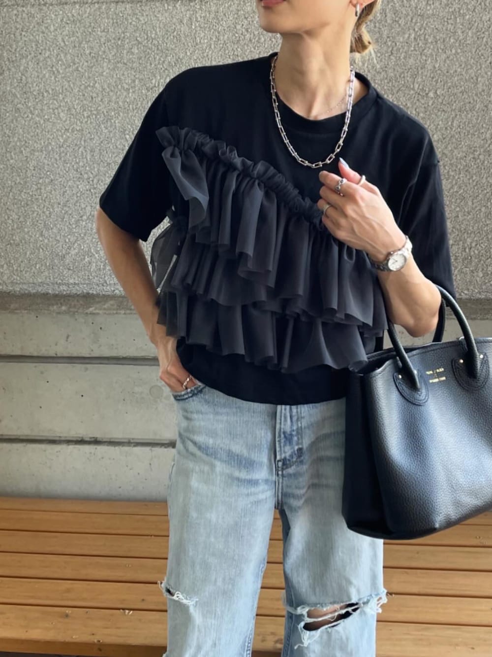 ブラック系のTシャツ/カットソーを着用したレディースの春コーディネートの2枚目の写真