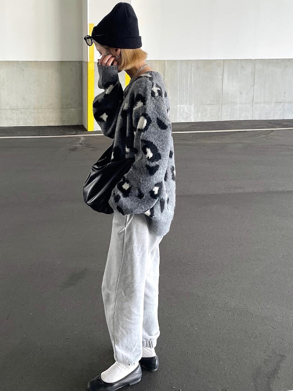 グレー系のニット/セーターを着用したレディースの冬コーディネートの2枚目の写真