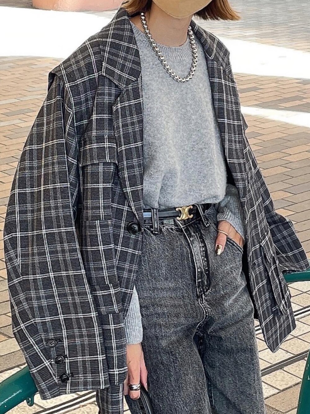 ブラウン系のテーラードジャケットを着用したレディースの秋コーディネートの2枚目の写真