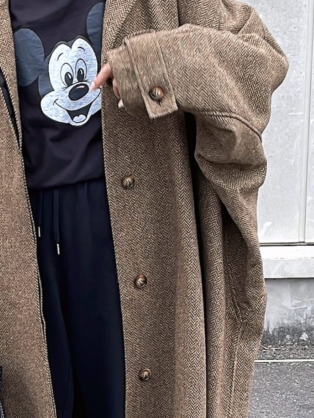 ベージュ系のステンカラーコートを着用したレディースの秋コーディネートの3枚目の写真