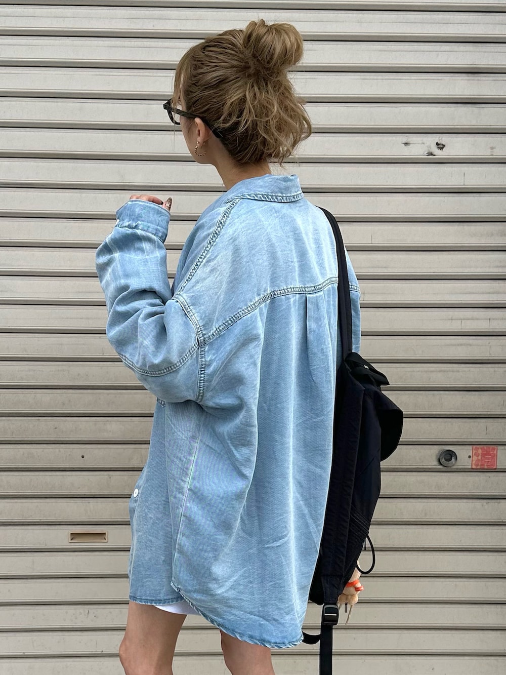 グレー系のスニーカー、ブルー系のシャツ/ブラウスを着用したレディースの春コーディネートの5枚目の写真