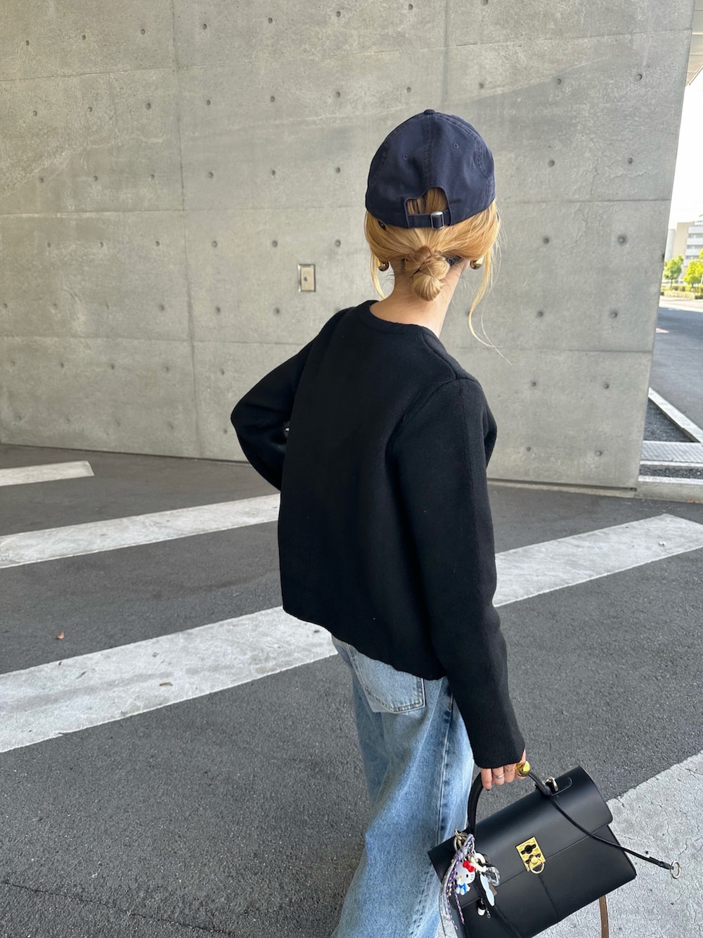 ブルー系のデニムパンツを着用したレディースの秋コーディネートの3枚目の写真