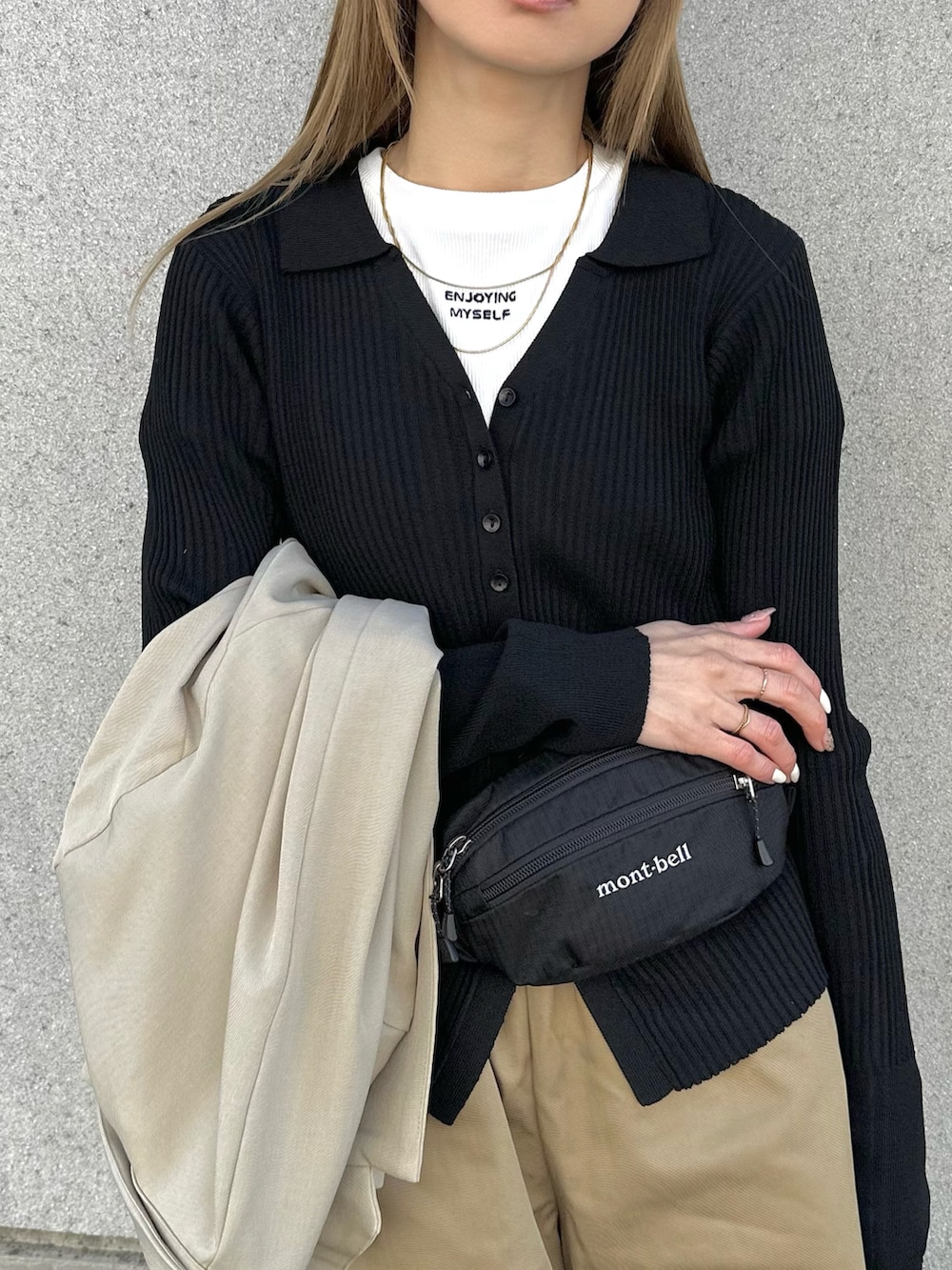 ブラック系のボディバッグ/ウエストポーチ、ベージュ系のテーラードジャケット、ブラック系のカーディガン/ボレロを着用したレディースの春コーディネートの3枚目の写真