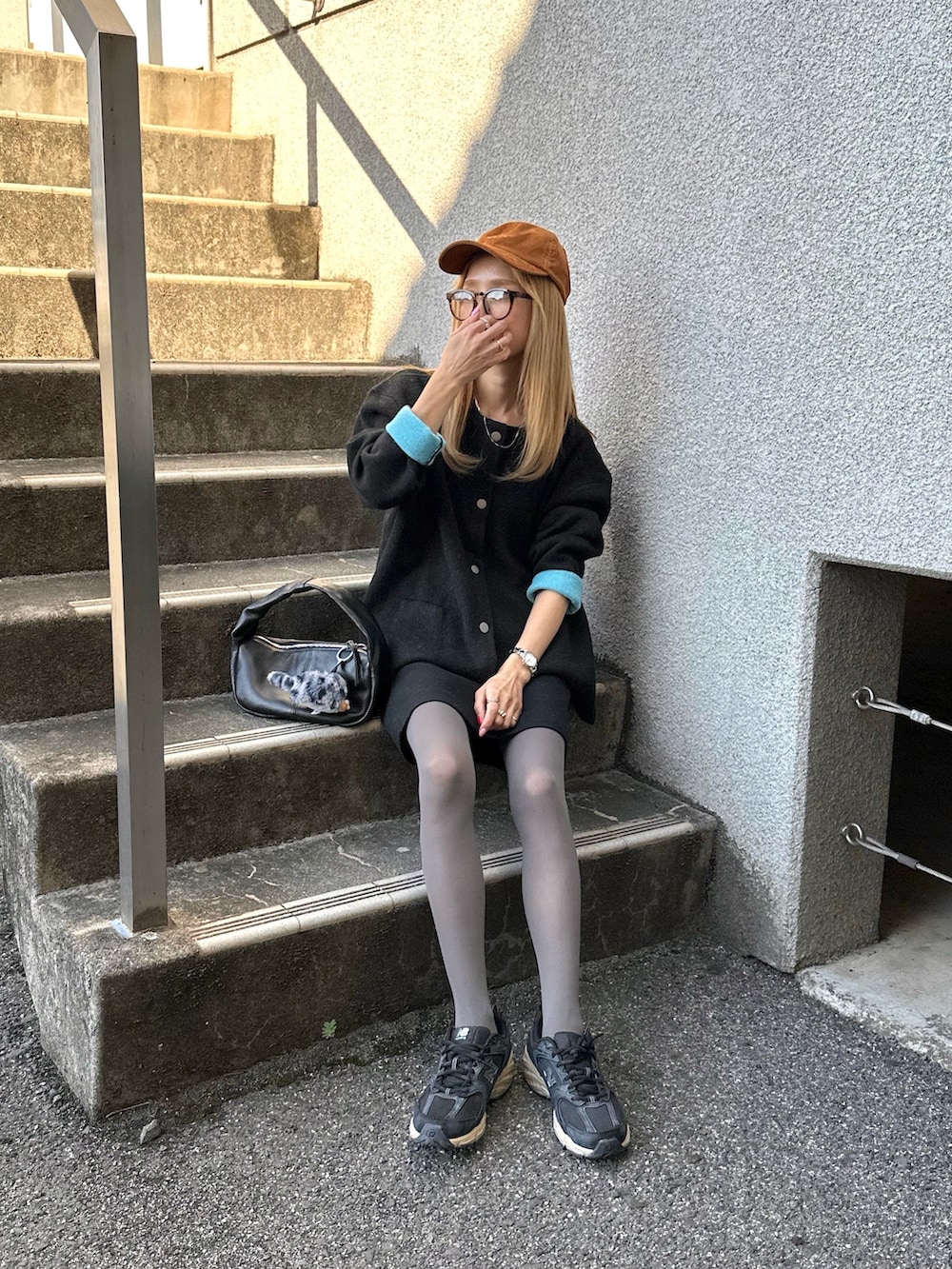 ブラック系のカーディガン/ボレロを着用したレディースの秋コーディネートの3枚目の写真