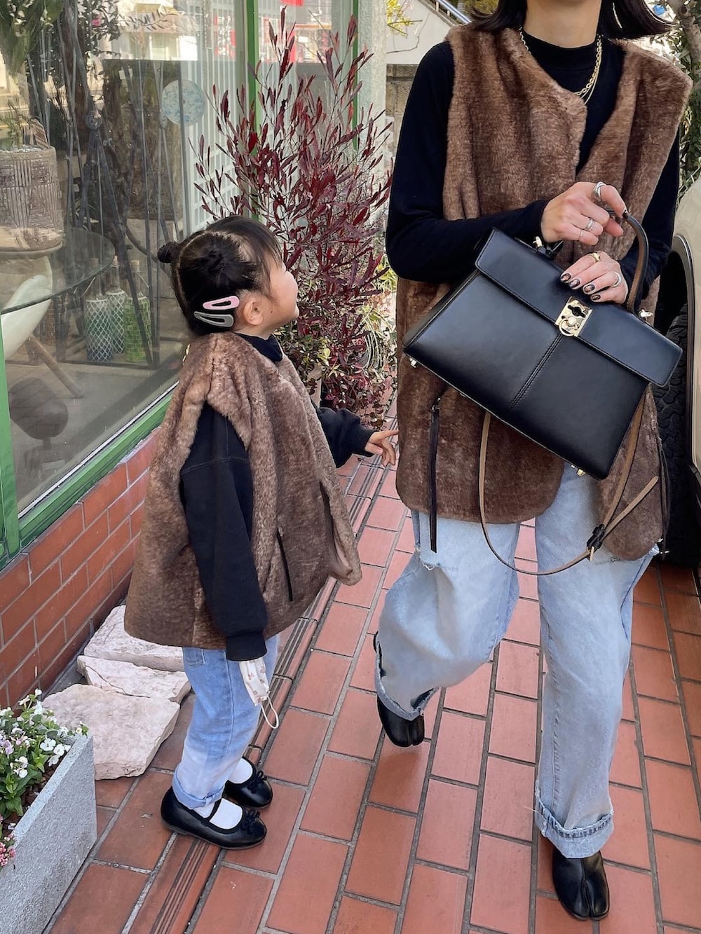 ブラウン系のベスト、ブラウン系のベストを着用したレディースの冬コーディネートの2枚目の写真