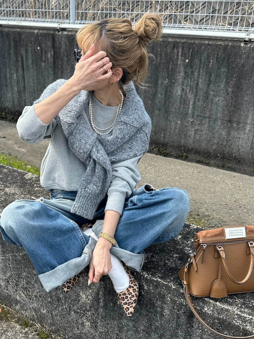 ブラック系のパンプスを着用したレディースの春コーディネートの2枚目の写真