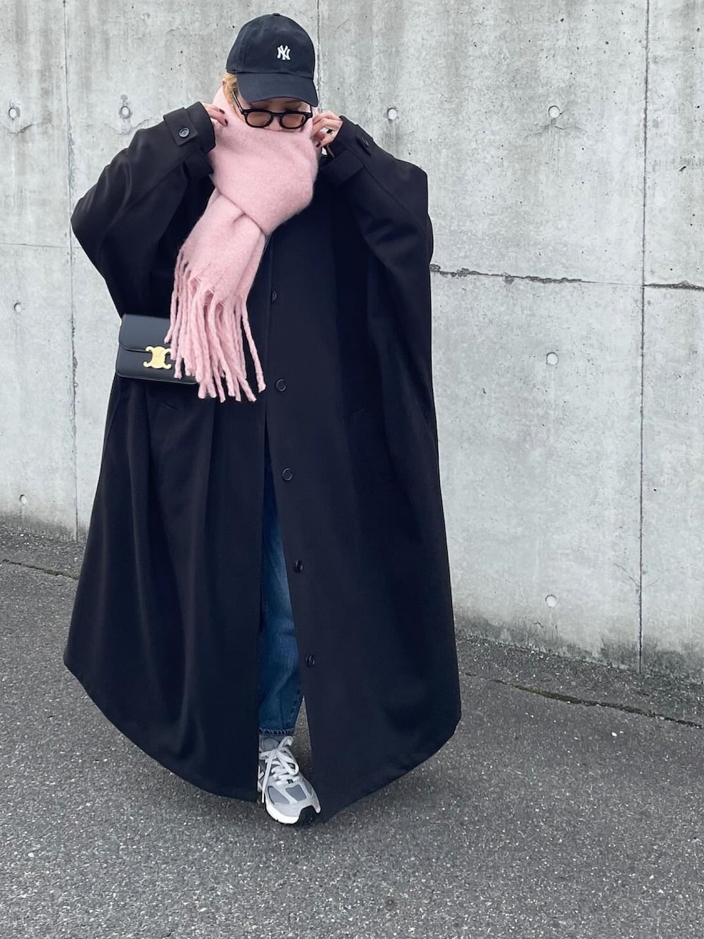 ベージュ系のステンカラーコート、ピンク系のストール/ショールを着用したレディースの冬コーディネートの3枚目の写真