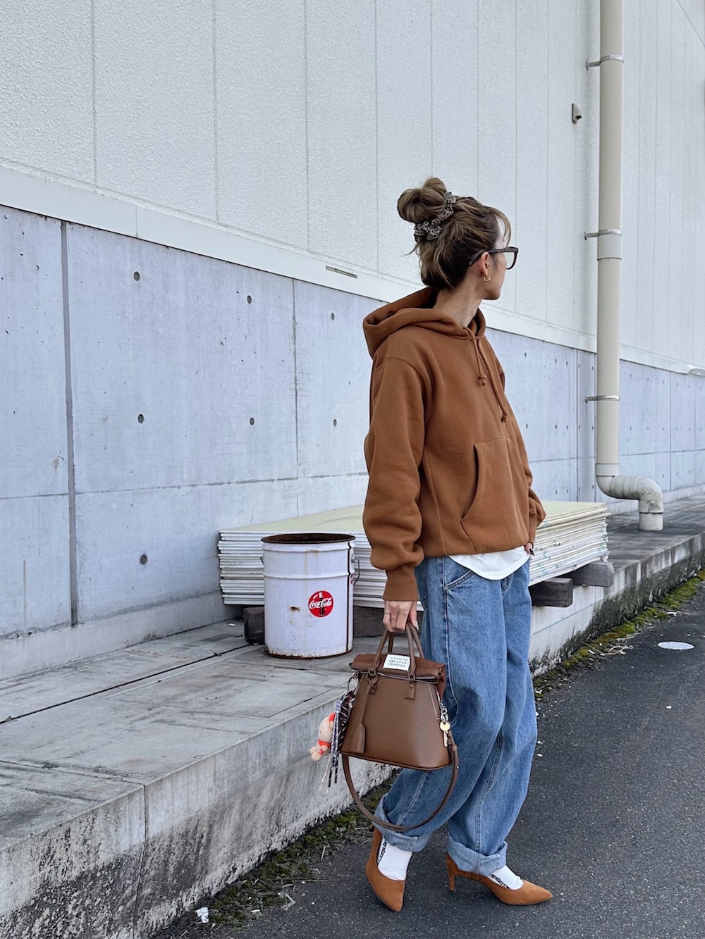 ブルー系のデニムパンツを着用したレディースの冬コーディネートの4枚目の写真