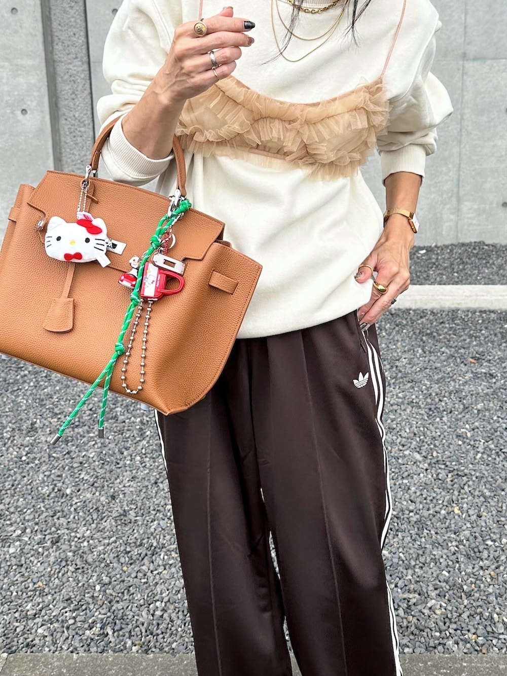 ベージュ系のキャミソール、ブラウン系のその他パンツを着用したレディースの秋コーディネートの4枚目の写真