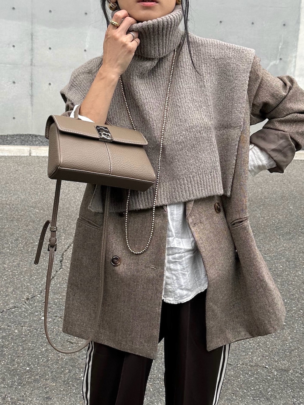 ブラウン系のその他パンツ、ブラウン系のテーラードジャケットを着用したレディースの秋コーディネートの2枚目の写真