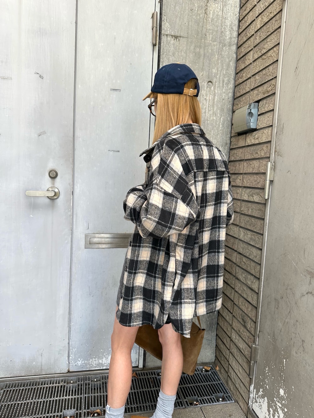 ブラック系のシャツ/ブラウスを着用したレディースの秋コーディネートの2枚目の写真