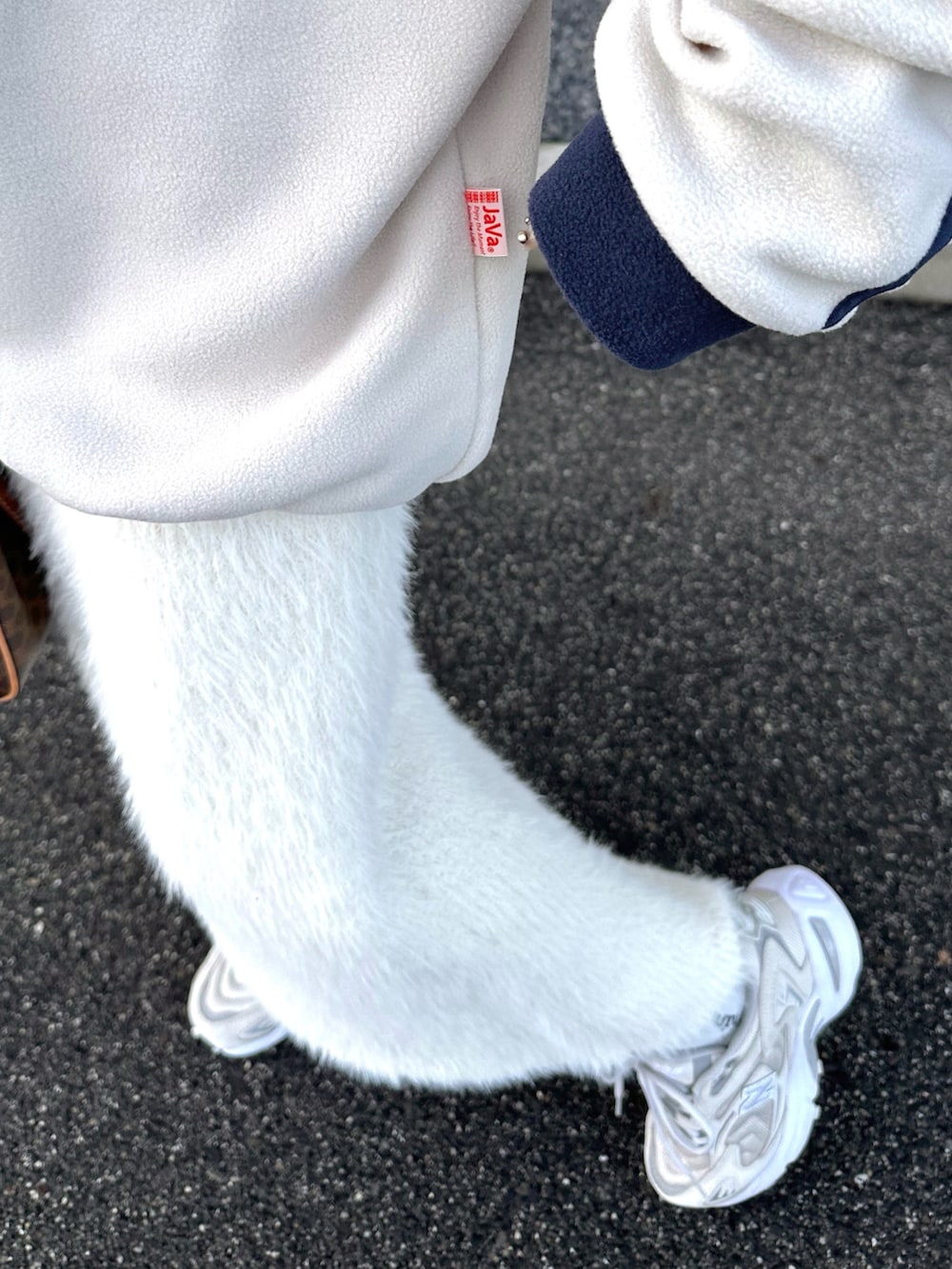 ベージュ系のスウェット、ホワイト系のスカート、ブラウン系のキャップを着用したレディースの秋コーディネートの4枚目の写真