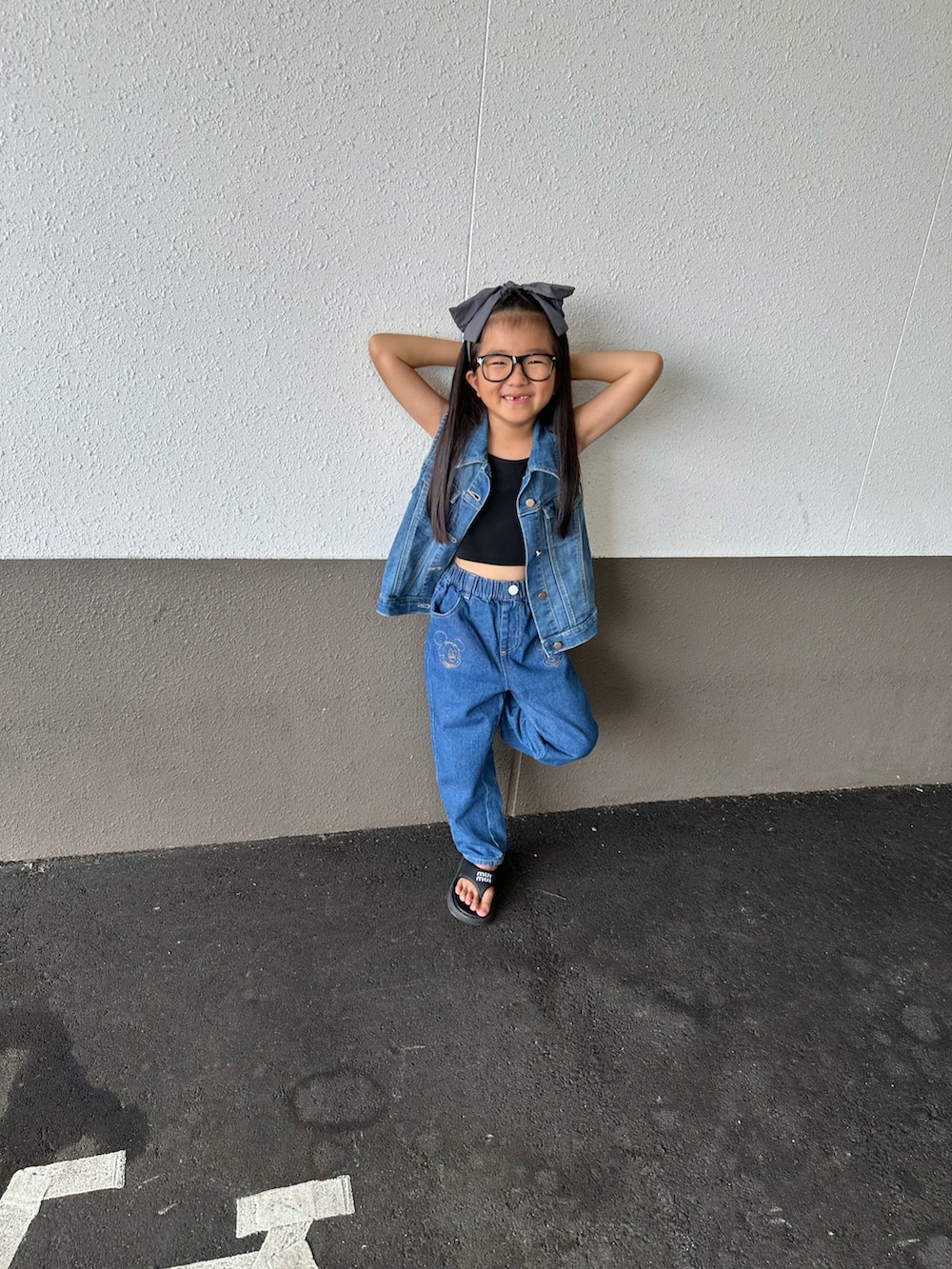 ブラック系のハンドバッグを着用したレディースの夏コーディネートの2枚目の写真