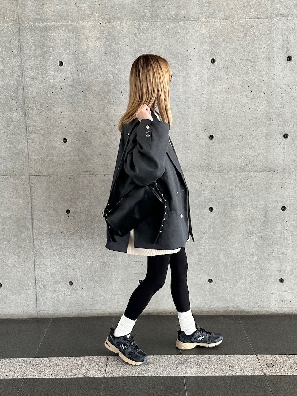 「ジャケット、タイツ×靴下、New Balance、詳細はInstagram」｜「classicalelfの気軽に羽織れる大人のブレザー。サイドスリットオーバーサイズ ダブルジャケット（テーラードジャケット、グレー系）」を使った、amoriaさん（レディース・152cm）の春コーディネートの3枚目の写真