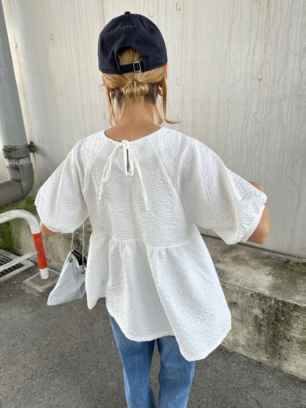 ホワイト系のシャツ/ブラウスを着用したレディースの夏コーディネートの3枚目の写真