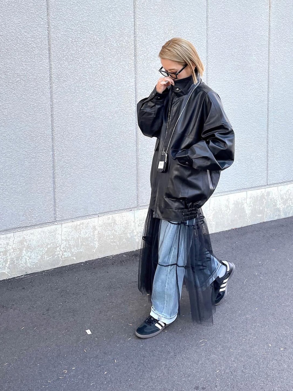 「ファッションを楽しもう、レザージャケット、スタンドカラージャケット、チュールスカート、チュールワンピ、デニムコーデ、レイヤードスタイル、adidas originals、親コーデ、親子リンクコーデ、詳細はInstagram」｜「OWNDAYSのアイテム（ジャケット/アウター、ブラック系）」を使った、amoriaさん（レディース・152cm）の秋コーディネートの2枚目の写真