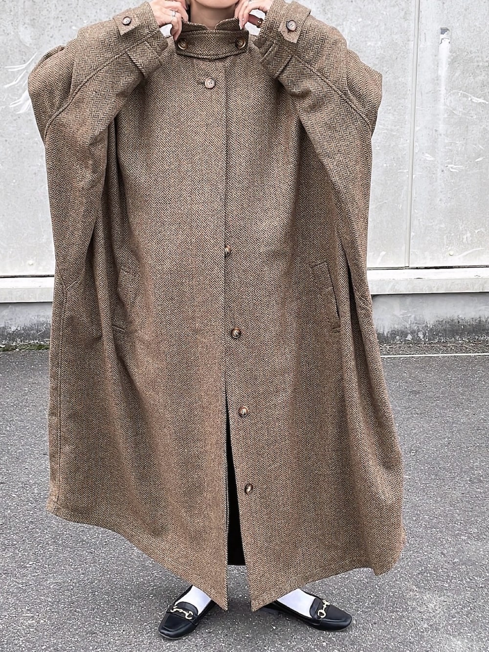 ベージュ系のステンカラーコートを着用したレディースの秋コーディネートの5枚目の写真