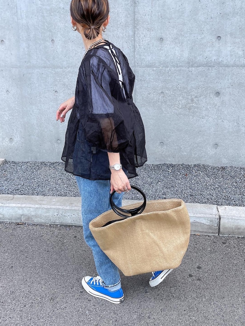 ブラック系のシャツ/ブラウス、ホワイト系のTシャツ/カットソーを着用したレディースの夏コーディネートの3枚目の写真